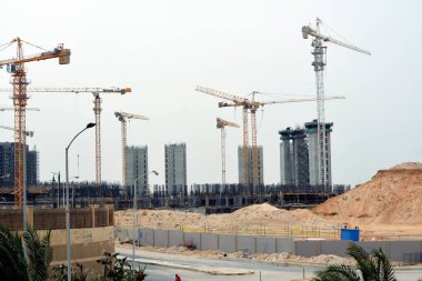 Giza, Mısır, 13 Mayıs 2022: Şeyh Zayed şehrinin sokakları Mısır, Zed şehrinde yeni binaların inşaatı yapılan bir inşaat sahası, vinçleri olan konforlu arazi binaları