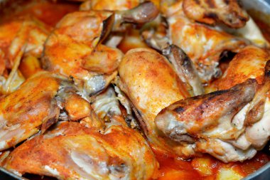 Tavuk butları, bacaklar ve göğüsler fırında pişirilmiş fırında patates dilimleri, soğan ve domates soslu, ghee ve baharatlı, Mısırlı Arap Tavuğu mutfağının seçici odak noktası