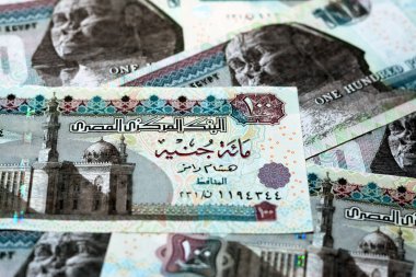 100 LE 100 Pound para yığını 2014 serisi banknotlar, ters tarafta Sultan Hasan camisi ve ters tarafta ise Giza Sfenksi, Mısır para banknotlarının seçici odak noktası