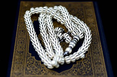 Kur 'an-ı Kerim veya Kur' an, Müslümanların, Allah tarafından indirilmiş, siyah bir zemin üzerinde tespih ve tespih ile izole edilmiş bir vahiy olduğuna inandıkları en mübarek kitaptır.