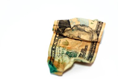 Kırışmış 20 dolarlık banknot. Beyaz arka planda izole edilmiş. Kırışmış Amerikan doları banknotu. Ekonomik enflasyon.