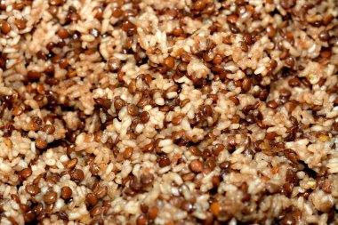 Sıcak su buharında pişirilen beyaz pirinç ve kahverengi mercimek, Koshary 'nin ana unsurudur. Pirinç, makarna ve mercimeğin baharatlı domatesle karıştırıldığı popüler bir sokak yiyeceğidir.