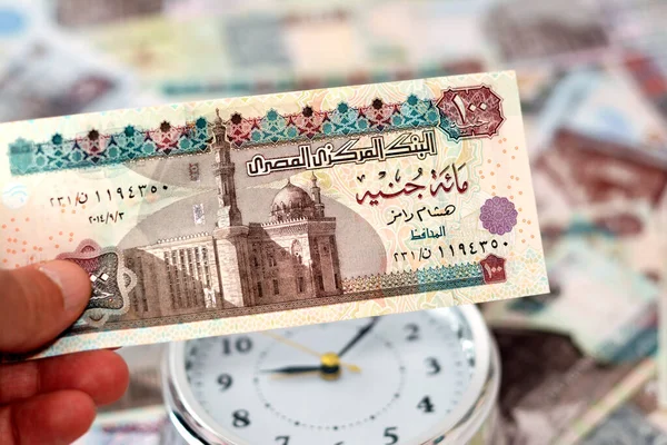Betala 100 Kontanter Sedel Sedelräkning Egyptiska Pounds Med Suddig Väckarklocka — Stockfoto