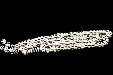 Müslümanların Allah 'a şükretmek için kullandığı 99 tespih ve siyah çizgili İslami tespih duası. Cümleleri kullanarak Allah' ı övmek ve övmek gibi. En büyük, en seçici odak noktası.