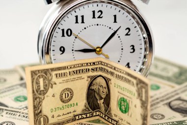 Amerikan para banknotu 1 $Amerikan doları, çalar saati olan Amerikan doları saat, dakika ve saniye arkaplanda ölçeği, zaman için para ödemek, zaman para kavramı