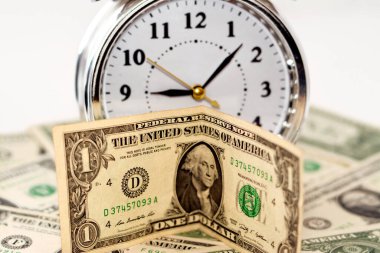 Amerikan para banknotu 1 $Amerikan doları, çalar saati olan Amerikan doları saat, dakika ve saniye arkaplanda ölçeği, zaman için para ödemek, zaman para kavramı