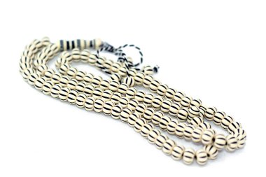 Müslümanların Allah 'a şükretmek için kullandığı 99 tespih ve siyah çizgili İslami tespih duası. Cümleleri kullanarak Allah' ı övmek ve övmek gibi. En büyük, en seçici odak noktası.