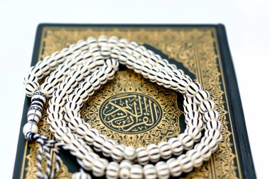 Kur 'an-ı Kerim veya Kur' an, Müslümanların Allah tarafından indirilmiş, beyaz zeminli ve tespih ile izole edilmiş bir vahiy olduğuna inandıkları, İslam 'ın en mübarek kitabıdır.