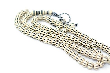 Müslümanların Allah 'a şükretmek için kullandığı 99 tespih ve siyah çizgili İslami tespih duası. Cümleleri kullanarak Allah' ı övmek ve övmek gibi. En büyük, en seçici odak noktası.