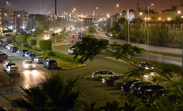 2022年5月19日 埃及吉萨 在吉萨街道上行驶的车辆和夜间汽车 有绿地和绿树 城市街道的俯瞰和日常活动的交通 — 图库照片