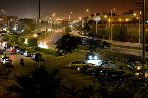 2022年5月19日 埃及吉萨 在吉萨街道上行驶的车辆和夜间汽车 有绿地和绿树 城市街道的俯瞰和日常活动的交通 — 图库照片