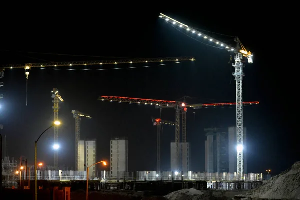 2022年5月19日 埃及吉萨 埃及设得市谢赫扎耶德市新建筑的建筑工地 一英亩夜间用起重机建造的豪华住宅建筑 — 图库照片