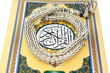 Kur 'an-ı Kerim veya Kur' an, Müslümanların Allah tarafından indirilmiş, beyaz zeminli ve tespih ile izole edilmiş bir vahiy olduğuna inandıkları, İslam 'ın en mübarek kitabıdır.