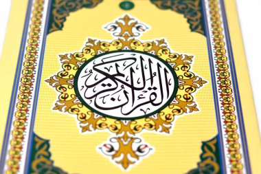 Müslümanların, Allah 'tan bir vahiy, Arapça bir Kur' an ve daha başka bir dille indirdikleri Kur 'ân-ı Kerim' dir. )