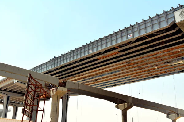 2022年5月20日 埃及开罗 埃及一个新项目的建筑工地 一座新的汽车和车辆交通桥梁 以及正在建设的开罗单轨铁路运输系统的轨道和柱子 — 图库照片