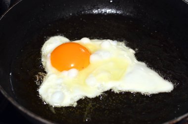 Yağlı ya da yağlı tavada kızarmış tavuk yumurtası. Kahvaltı ve akşam yemeği için hızlı ve kolay bir yemek.