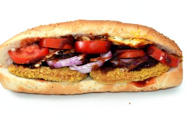 Kızarmış yumurtalı tavuklu sandviç, ketçap ve barbekü soslu soğan ve domates dilimleri, kızarmış tavuk panosu, beyaz arka planda izole edilmiş yağda kızartılmış fileto veya fileto.