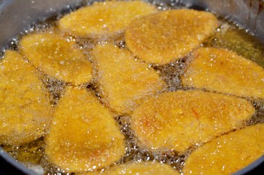Kızarmış klasik tavuk paneli mutfağı, yağlı arka planda, seçici tavuk paneli, tente, fileto ya da goujon, göğüs kemiğinin her iki tarafından gelen beyaz tavuk etidir. 