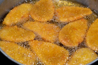 Kızarmış klasik tavuk paneli mutfağı, yağlı arka planda, seçici tavuk paneli, tente, fileto ya da goujon, göğüs kemiğinin her iki tarafından gelen beyaz tavuk etidir. 