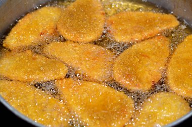 Kızarmış klasik tavuk paneli mutfağı, yağlı arka planda, seçici tavuk paneli, tente, fileto ya da goujon, göğüs kemiğinin her iki tarafından gelen beyaz tavuk etidir. 