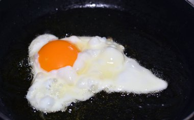 Yağlı ya da yağlı tavada kızarmış tavuk yumurtası. Kahvaltı ve akşam yemeği için hızlı ve kolay bir yemek.