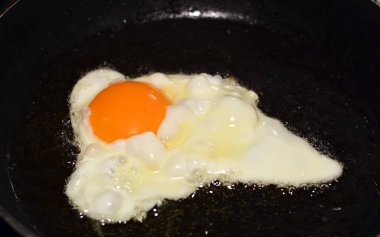 Yağlı ya da yağlı tavada kızarmış tavuk yumurtası. Kahvaltı ve akşam yemeği için hızlı ve kolay bir yemek.