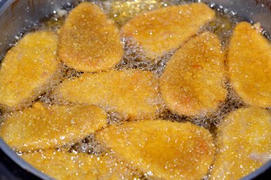 Kızarmış klasik tavuk paneli mutfağı, yağlı arka planda, seçici tavuk paneli, tente, fileto ya da goujon, göğüs kemiğinin her iki tarafından gelen beyaz tavuk etidir. 