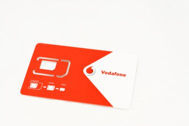 Kahire, Mısır, 25 Mayıs 2022: Vodafone SIM kart desteği beyaz arka plan, mini, mikro ve nano sim kartlarda izole edilmiştir.