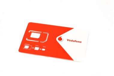 Kahire, Mısır, 25 Mayıs 2022: Vodafone SIM kart desteği beyaz arka plan, mini, mikro ve nano sim kartlarda izole edilmiştir.