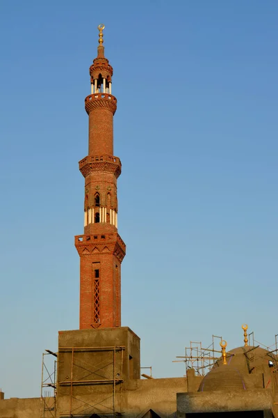 Высокий Минарет Золотым Орнаментом Строящейся Мечети Минарет Башня Стремящаяся Небу — стоковое фото