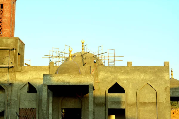 Una Nuova Moschea Costruzione Contro Soleggiato Cielo Blu Con Minareto — Foto Stock