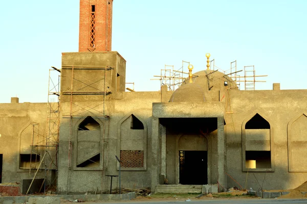 Une Nouvelle Mosquée Construction Contre Ciel Bleu Ensoleillé Avec Minaret — Photo