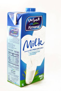 Kahire, Mısır, 24 Mayıs 2022: Almarai tam yağlı taze inek sütü koruyucu madde ve toz olmadan bir litre süt, beyaz arka planda izole edilmiş doğal Suudi sütü seçici odak noktası