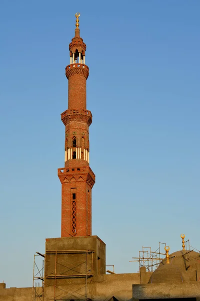 Wysoki Minaret Złotym Ornamentem Meczetu Który Jest Budowie Minaret Lub — Zdjęcie stockowe