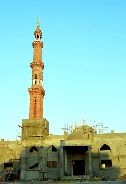 Una Nueva Mezquita Construcción Contra Cielo Azul Soleado Con Minarete —  Fotos de Stock