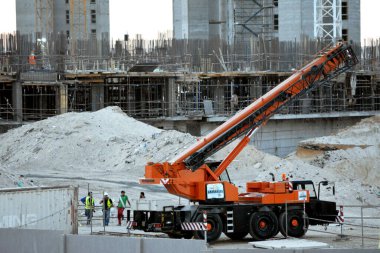 Giza, Mısır, 23 Mayıs 2022: Zed Z şehrinin yeni binalarının şantiyesine bir kamyon monte edilmiş, etrafında işçiler, Şeyh Zayed şehri, bir dönüm lüks gayrimenkul konutları var.