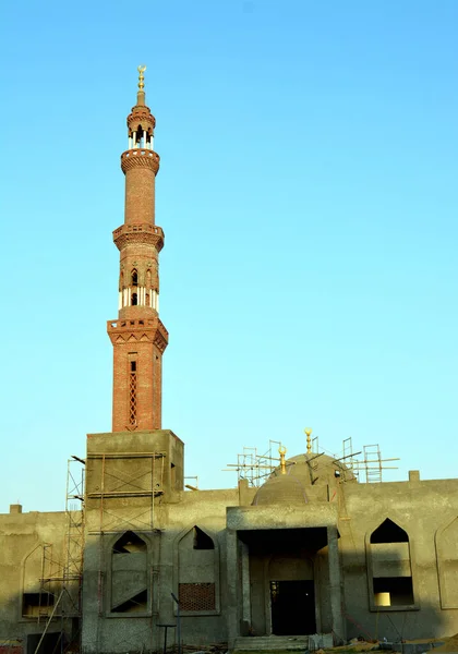 Новая Мечеть Стадии Строительства Против Солнечного Голубого Неба Мечетью Минарет — стоковое фото