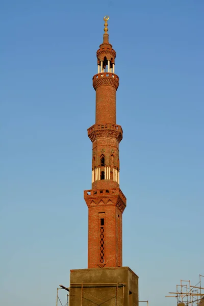 Vysoký Minaret Zlatou Ozdobou Mešity Která Výstavbě Minaret Nebo Věž — Stock fotografie