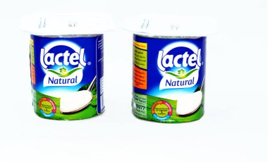 Kahire, Mısır, 27 Mayıs 2022: Laktel doğal yoğurdu, doğal kalsiyum, vitamin ve mineral kaynağı ve izole edilmiş plastik bir kabın içindeki doğal yoğurdun seçici odak noktası olan koruyucular içermiyor.