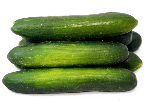 Stapel Verse Groene Komkommers Groenten Geïsoleerd Witte Achtergrond Selectieve Focus — Stockfoto