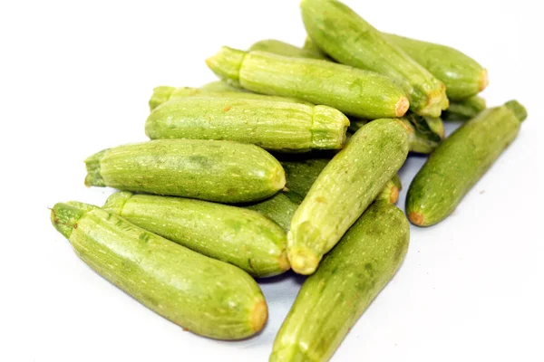 Stos Świeżych Zielonych Cukinii Lub Cukinii Warzywa Izolowane Białym Tle — Zdjęcie stockowe