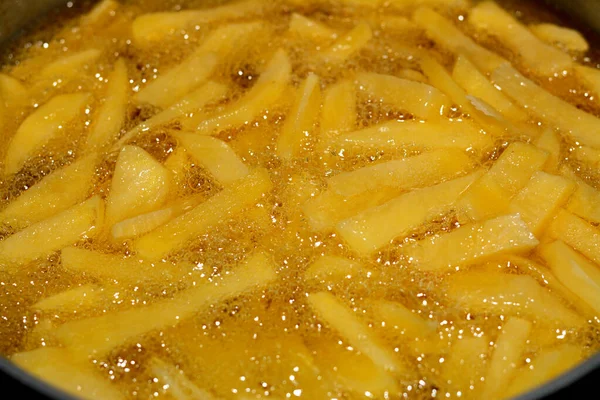 Close Batatas Fritas Fritas Óleo Quente Fervente Uma Fritadeira Casa — Fotografia de Stock