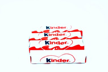 Kahire, Mısır, 27 Mayıs 2022: Kinder çikolatası paketi, süt, lait ve kakao açısından zengin bir mini atıştırmalık, iki lezzetli sütlü kakao kreması ve üzerinde çıtır pilav bulunan bir çikolata tarifi.
