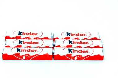 Kahire, Mısır, 27 Mayıs 2022: Kinder çikolatası paketi, süt, lait ve kakao açısından zengin bir mini atıştırmalık, iki lezzetli sütlü kakao kreması ve üzerinde çıtır pilav bulunan bir çikolata tarifi.