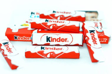 Kahire, Mısır, 27 Mayıs 2022: Kinder çikolatası paketi, süt, lait ve kakao açısından zengin bir mini atıştırmalık, iki lezzetli sütlü kakao kreması ve üzerinde çıtır pilav bulunan bir çikolata tarifi.