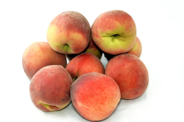 白い背景に単離された新鮮な桃の果実の山 熟した明るい桃のスタックの選択的な焦点 健康的な新鮮な食べ物の果物の概念 — ストック写真