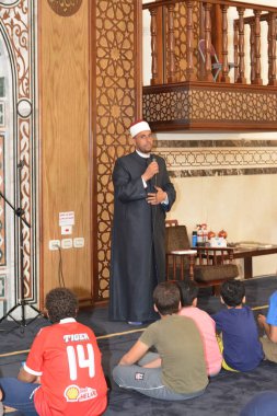 Kahire, Mısır, 31 Mayıs 2022: Cami vaizi İmam, camideki çocuklara yönelik yaz İslami eğitim programı sırasında camide genç Müslüman çocuklara vaaz veriyor.