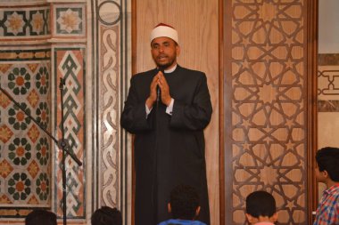Kahire, Mısır, 31 Mayıs 2022: Cami vaizi İmam, camideki çocuklara yönelik yaz İslami eğitim programı sırasında camide genç Müslüman çocuklara vaaz veriyor.