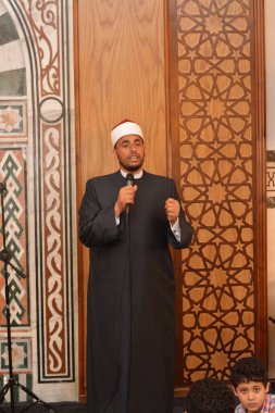 Kahire, Mısır, 31 Mayıs 2022: Cami vaizi İmam, camideki çocuklara yönelik yaz İslami eğitim programı sırasında camide genç Müslüman çocuklara vaaz veriyor.