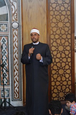 Kahire, Mısır, 31 Mayıs 2022: Cami vaizi İmam, camideki çocuklara yönelik yaz İslami eğitim programı sırasında camide genç Müslüman çocuklara vaaz veriyor.